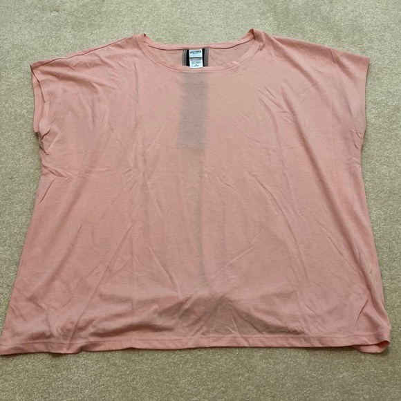 NWOT Open back Tee - Picture 4 of 9